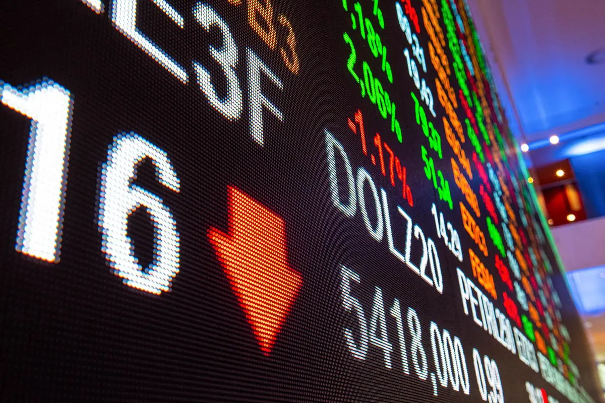 Ibovespa cai
