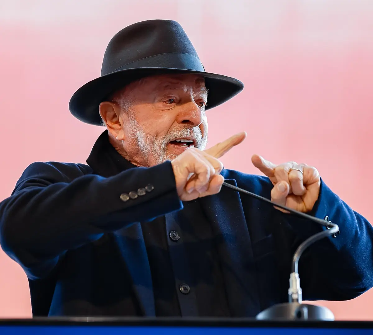 Lula critica privatizações
