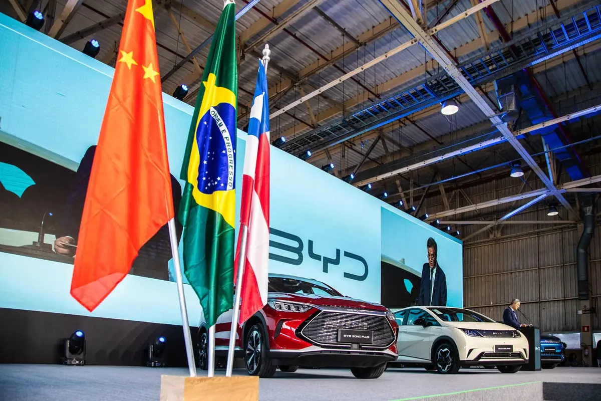 Exportações avançam, aportes recuam: China muda de marcha e acirra concorrência no Brasil